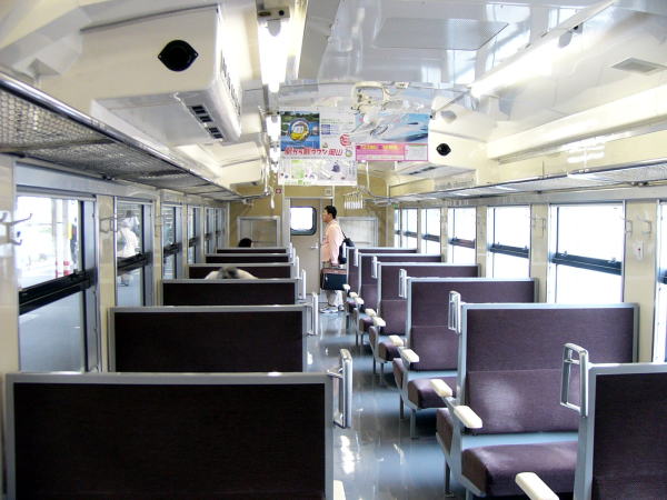 発車数分前でもガラガラの急行「つやま」の車内